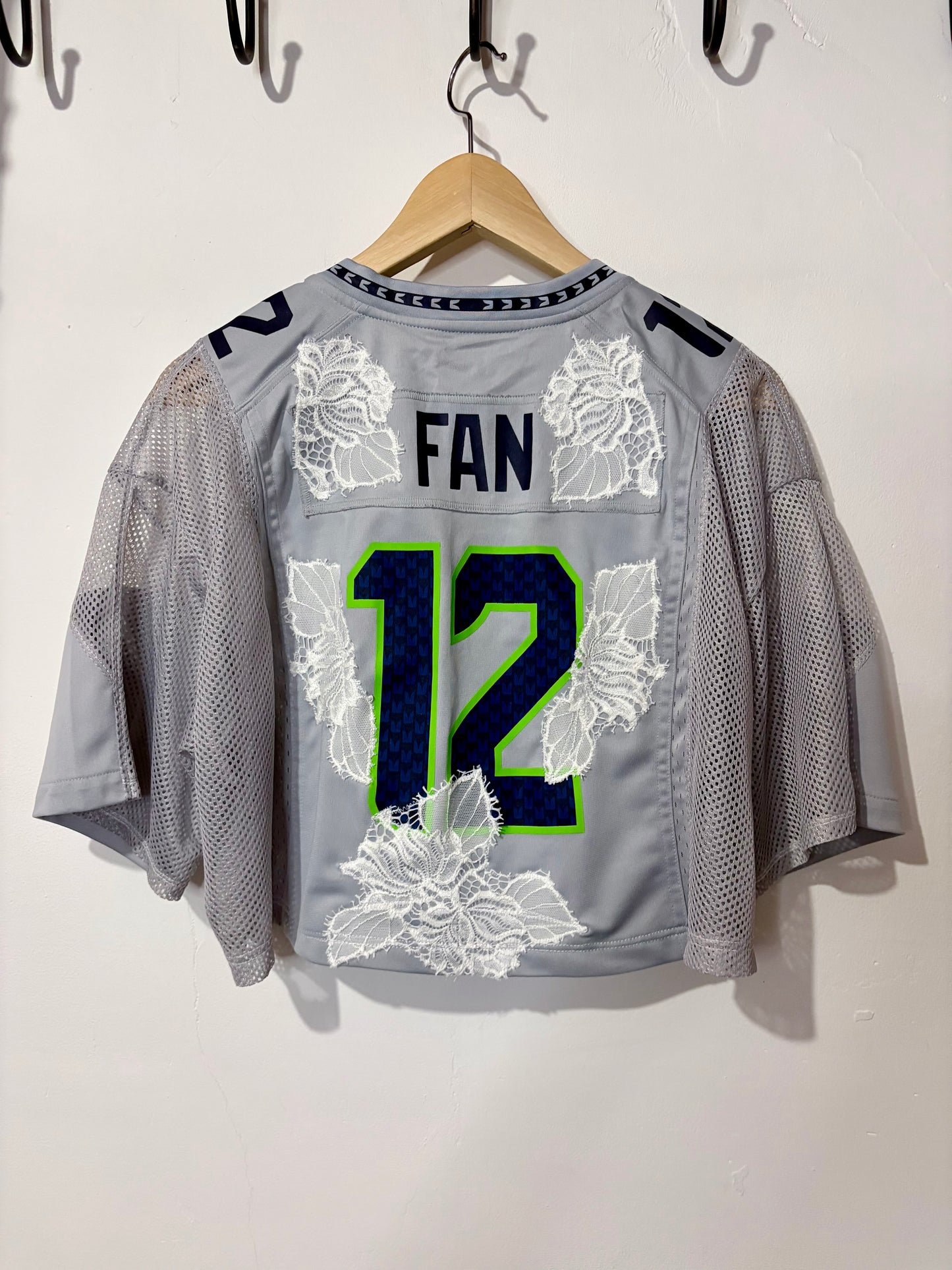 Vintage Y2K Nike NFL Seattle Seahawks cream lace cropped jersey tshirt
