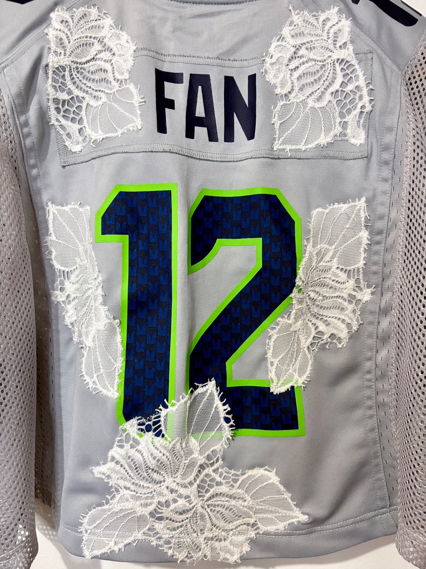 Vintage Y2K Nike NFL Seattle Seahawks cream lace cropped jersey tshirt