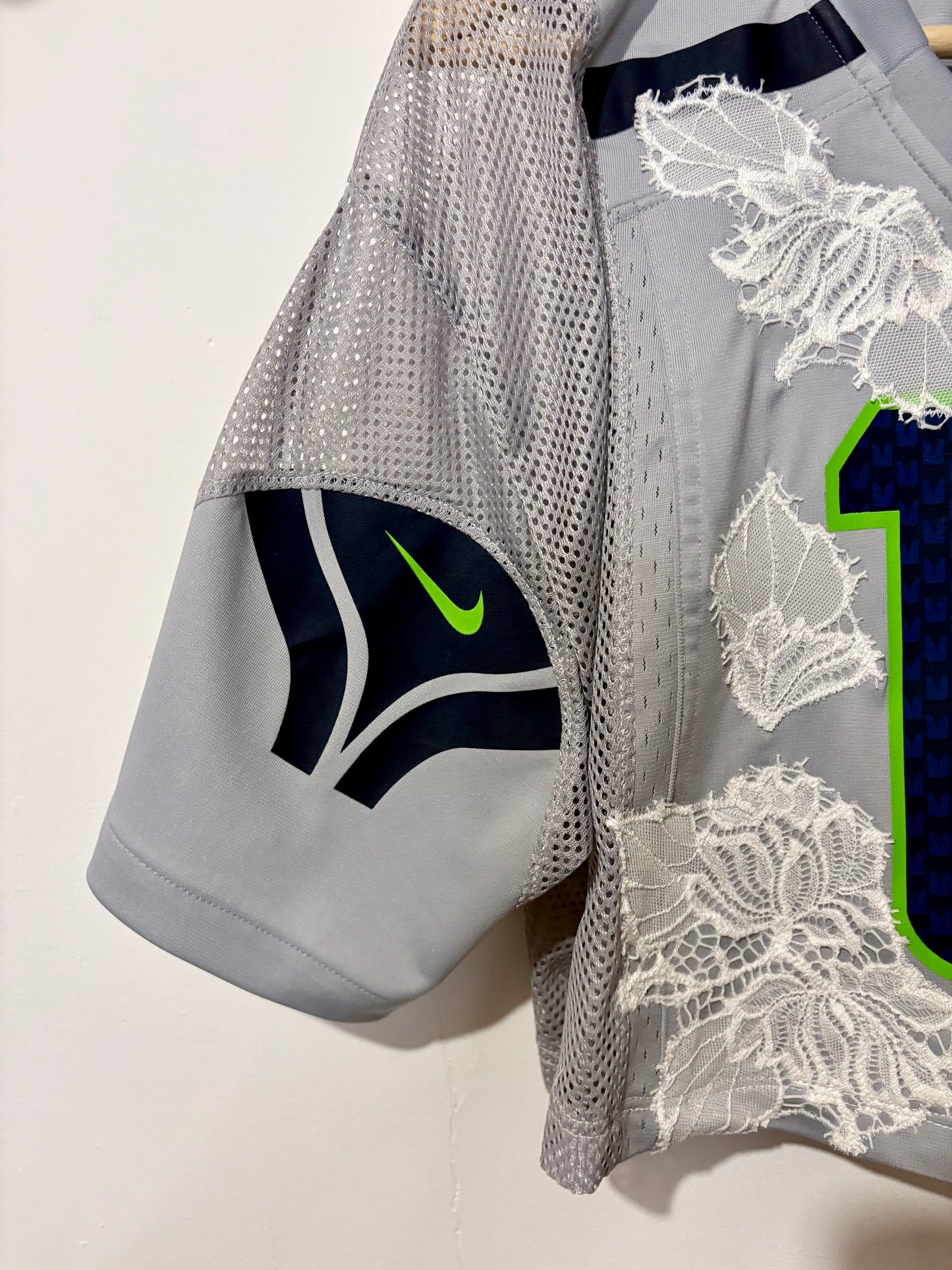 Vintage Y2K Nike NFL Seattle Seahawks cream lace cropped jersey tshirt
