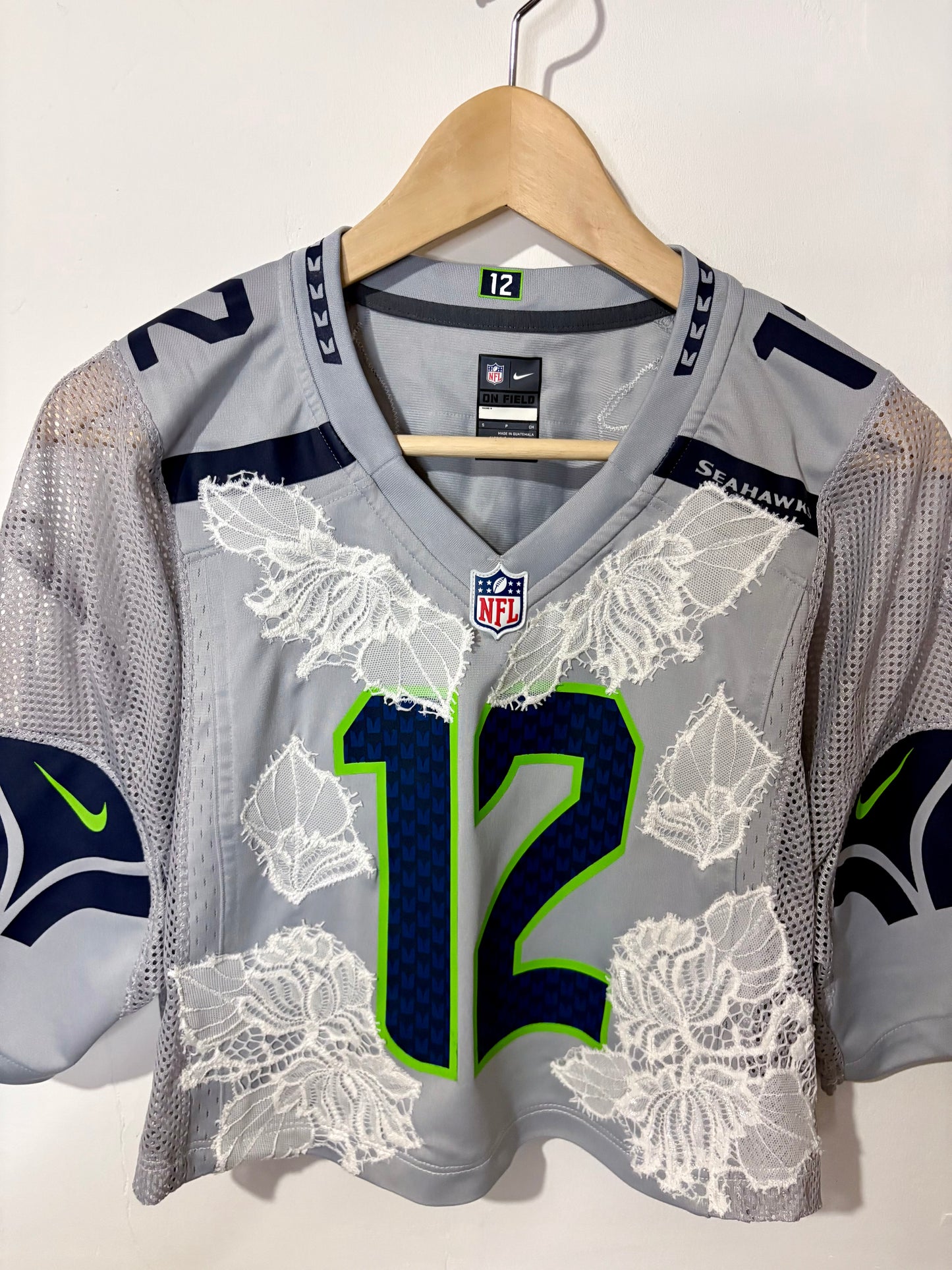 Vintage Y2K Nike NFL Seattle Seahawks cream lace cropped jersey tshirt