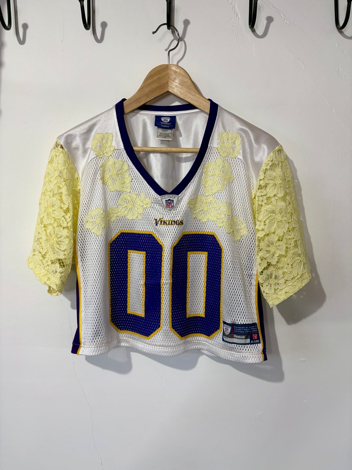 Vintage Y2K NFL Minnesota Vikings butter yellow lace sleeve cropped jersey tshirt
