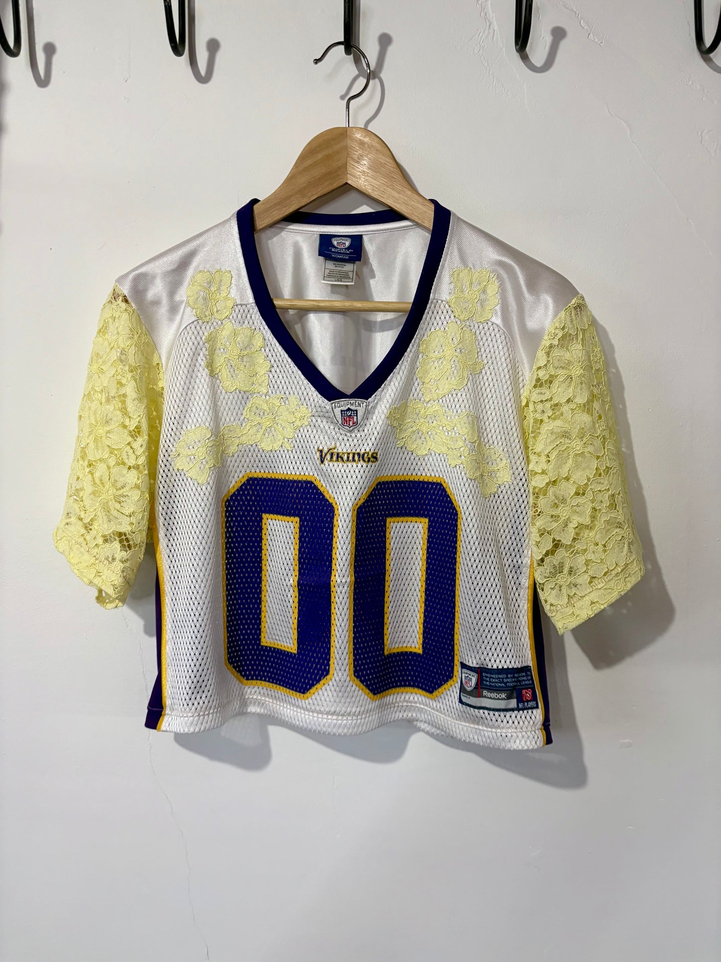 Vintage Y2K NFL Minnesota Vikings butter yellow lace sleeve cropped jersey tshirt