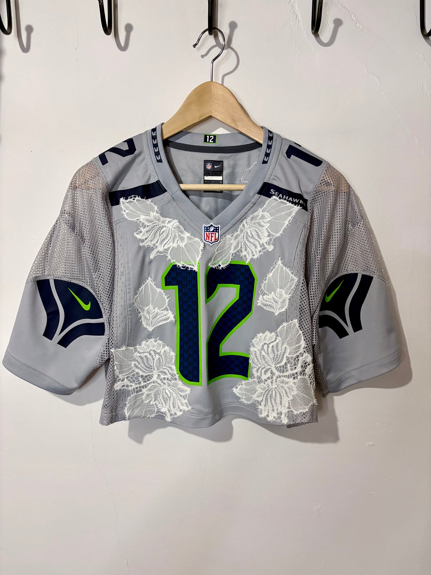 Vintage Y2K Nike NFL Seattle Seahawks cream lace cropped jersey tshirt