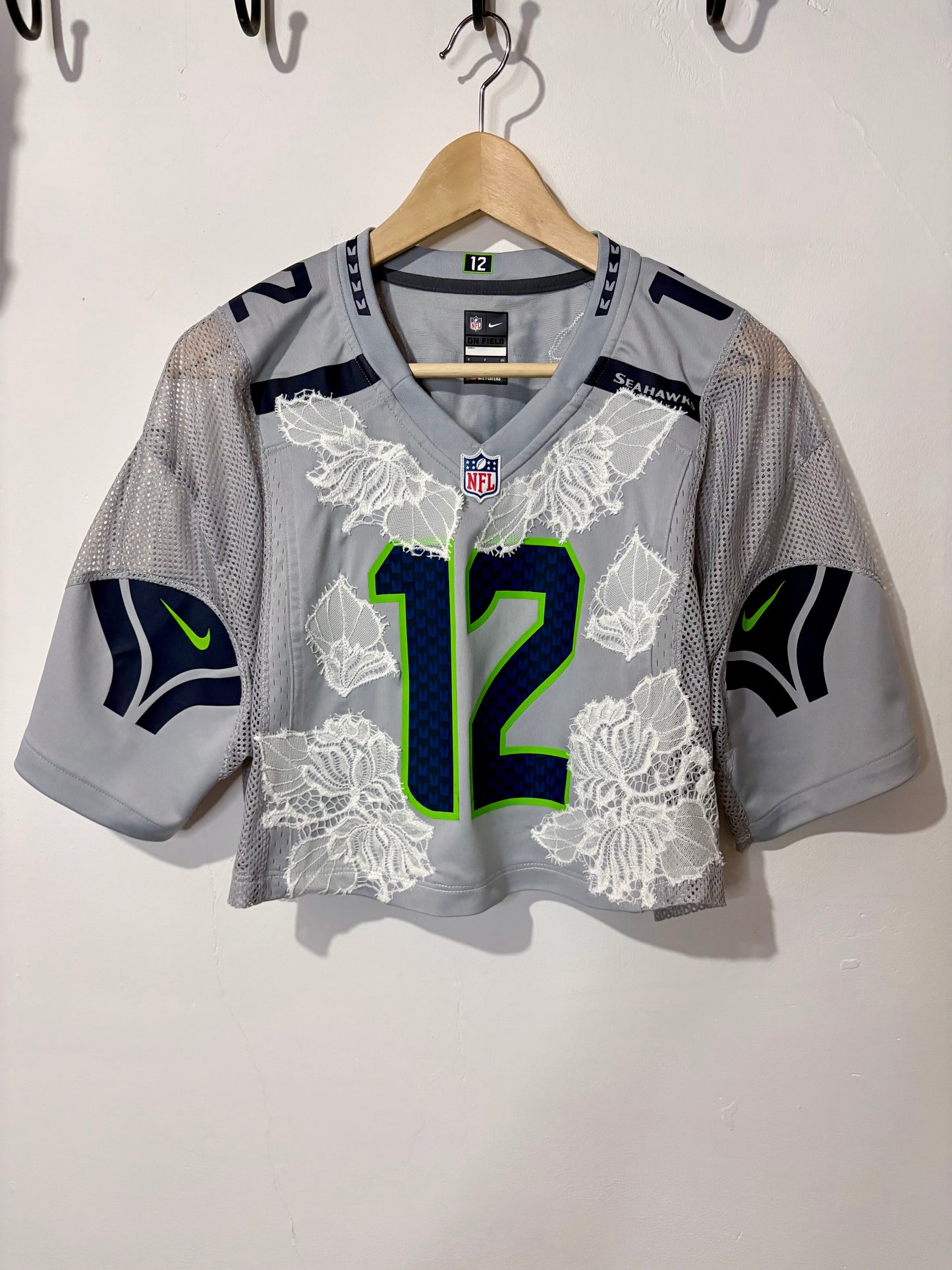 Vintage Y2K Nike NFL Seattle Seahawks cream lace cropped jersey tshirt